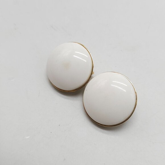 Vintage Trifari White Acrylic Clip On Earrings Gold Tone Round Domed 1 Inch - Picture 3 of 5